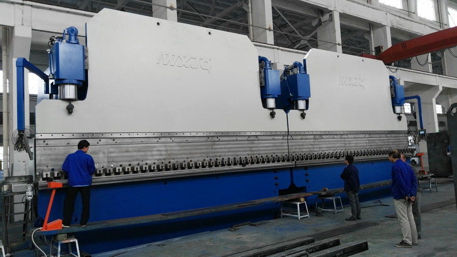 650 تن Synchro Semi Automatic Mast Pole CNC Tandem Press Brake تولید کننده