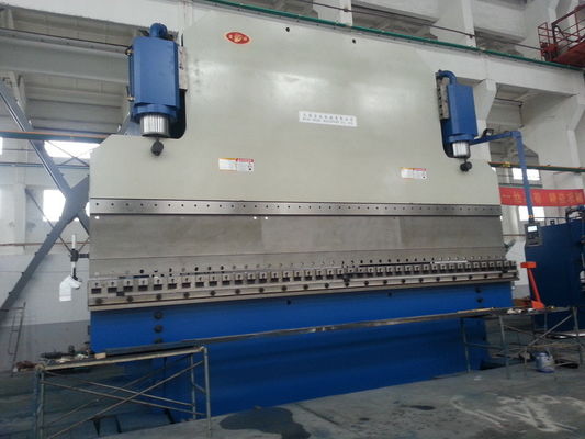 دستگاه پرس هیدرولیک CNC با حداکثر فشار 400 کیلونیوتن، حداکثر زاویه خمش 175 درجه و حداکثر طول خمش 6000 میلی‌متر برای ورق فلزی